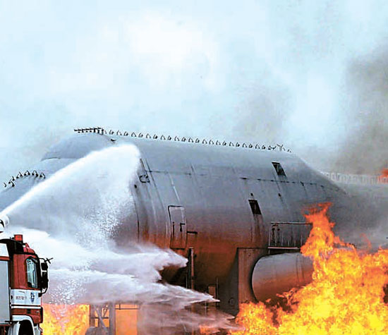 ３日、仁川（インチョン）国際空港で航空機事故危機対応総合訓練が実施され、消防隊員が航空機の鎮火訓練を行っている。
