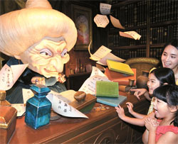 来年３月１日までソウル龍山（ヨンサン）のＩ　ＰＡＲＫ（アイパーク）百貨店で開催されるスタジオジブリの立体造形展。子供たちが展示された人形を見ている。