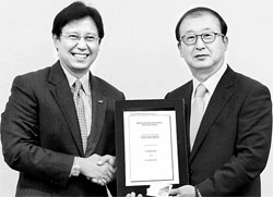 ＢＣカードの徐俊熙社長（右）とマンディリ銀行のブディ頭取が１２日に合弁会社設立で覚書を締結した。（写真＝ＢＣカード）