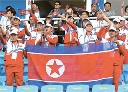中国戦の途中に北朝鮮の国旗を振りながら応援する北朝鮮役員団。