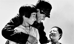 映画『授業料』の主人公ウ・ヨンダル（チョン・チャンジョ扮）は貧しいなかでも病を患うおばあさんの面倒を見ながら強く生きていく少年だ。