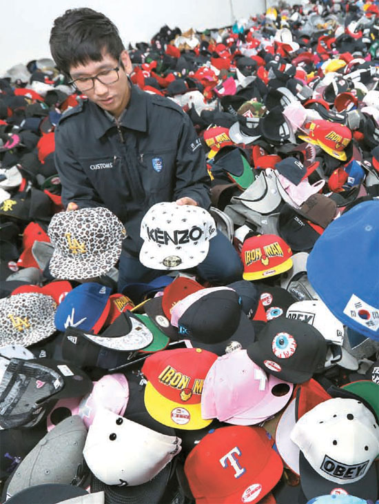 １７日、ソウル江南区論硯洞（カンナムグ・ノンヒョンドン）の押収物倉庫で韓国関税庁ソウル本部税関によって公開された偽造帽子。