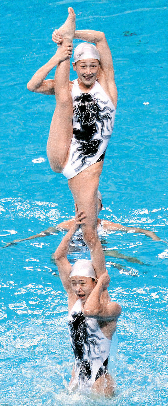 １７日、仁川市文鶴の朴泰桓水泳場で練習している北朝鮮のシンクロナイズドスイミング選手たち。