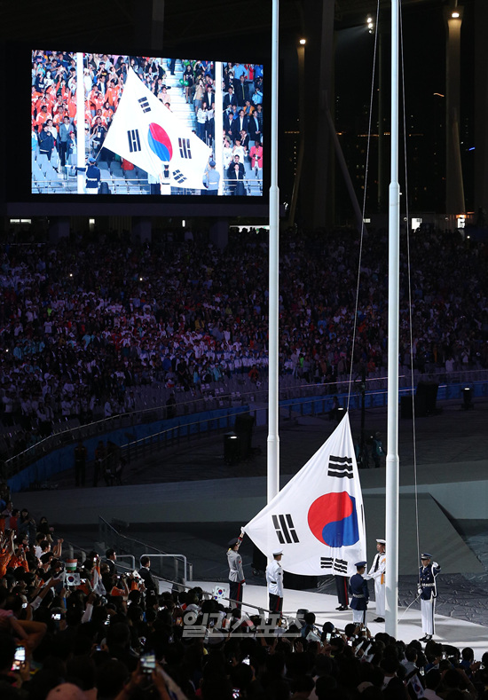 仁川アジア競技大会開会式の太極旗掲揚