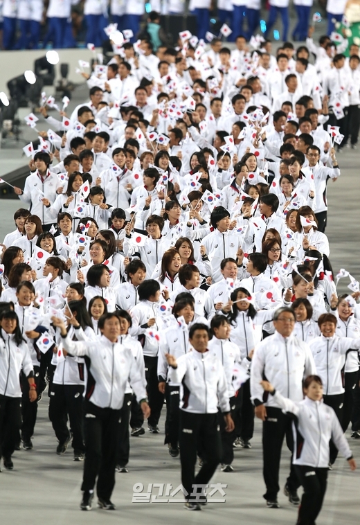 仁川アジア競技大会の開会式で入場する日本の選手団