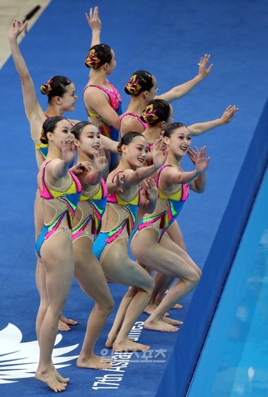 4枚 シンクロ アーティスティックスイミング 女子選手海外外国人 水着
