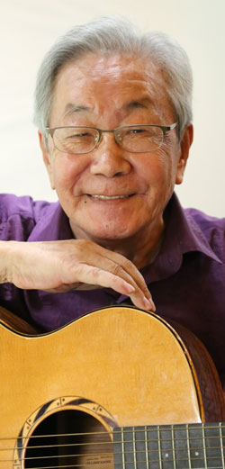 李白川氏が５０年の音楽人生を１冊の本『李白川に音楽旅行』に盛り込んだ。２３日に開かれる出版記念会にはフォーク歌手２０人余りが集まり思い出を分かち合う。