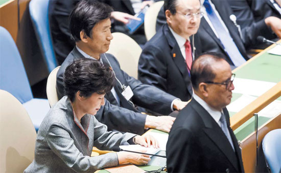 朴槿恵（パク・クネ）大統領が２４日午前（現地時間）、米国ニューヨーク国連本部で開かれた第６９回の国連総会で基調演説を行った。朴大統領は演説で「脱北者が自由意志によって目的地を選べるように支援しなければならない」と話した。北朝鮮代表で総会に参加した李洙ヨン（リ・スヨン）北朝鮮外相が朴大統領のそばを通り過ぎた。