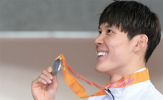 朴泰桓（パク・テファン）が水泳男子自由形１００メートル決勝直後に開かれた授賞式で銀メダルを手に笑っている。朴泰桓は決勝で５０メートル区間までは４位と出遅れたが、ラストスパートで中国の寧沢濤（４７秒７０）次いで２位に入った。