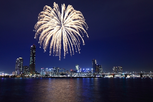 昨年、汝矣島（ヨイド）の漢江（ハンガン）公園で開かれた「ソウル世界花火祭り」の一場面。今年はより一層華麗な花火祭りの競演の場となる。