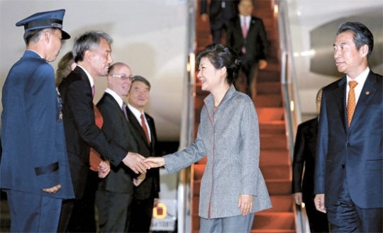 カナダ・米国訪問を終えて城南ソウル空港に到着した朴大統領
