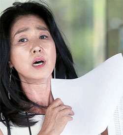 女優キム・ブソンさんが２６日、ソウル東部地検の前で、世帯別暖房費の内訳書を見せている。