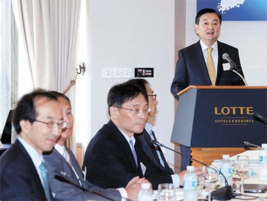 韓半島フォーラム顧問の洪錫ヒョン中央日報・ＪＴＢＣ会長（右）が２６日、ソウル乙支路のロッテホテルで開かれたフォーラム主催の学術会議で演説している。