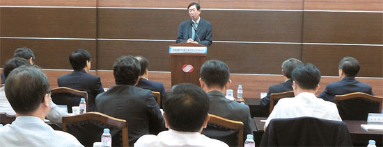 趙煥益（チョ・ファンイク）韓国電力社長（真ん中）は２６日、韓電経済経営研究所・中央日報経済研究所共同シンポジウムで「エネルギーとＩＣＴの結合は新しい産業革命」と強調した。（写真＝韓電経済経営研究所）