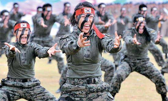 ２９日、忠清南道の鶏龍台で行われた「国軍の日」行事のリハーサルに参加した女性軍特殊戦司令部隊員が特攻武術を実演している。