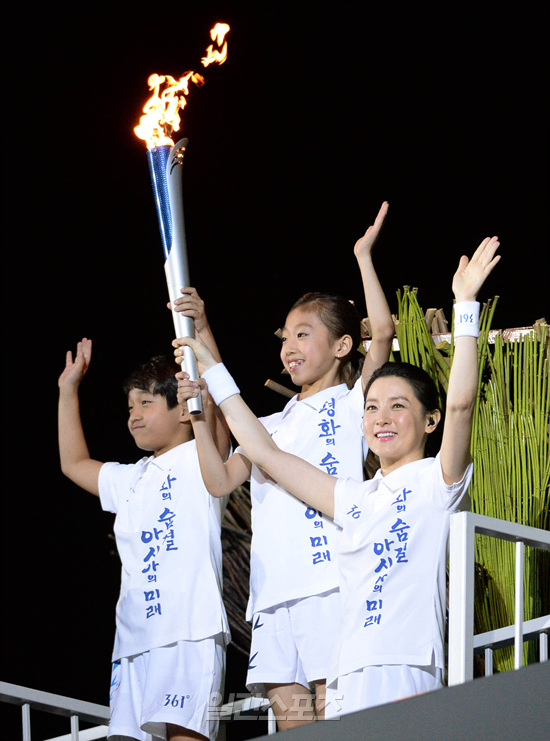 仁川アジア競技大会の開幕式に聖火点火者として登場した時の女優イ・ヨンエ。