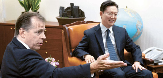 先月３０日、韓国外交部の黄浚局（ファン・ジュングク）韓半島平和交渉本部長が外交部庁舎で米国のグリン・デービース北朝鮮担当特別代表（左）と会って北朝鮮の核問題などを話し合った。