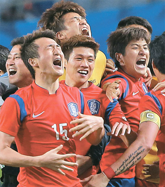 ２日、仁川文鶴競技場で行われた２０１４仁川アジア競技大会サッカーの決勝で北朝鮮に１－０で勝ち、喜びを爆発させる韓国選手。