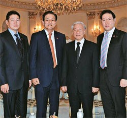 ヒョソンのベトナム事業拡大案を議論した趙顕俊社長（左から）、李相雲副会長、グエン・フー・チョン・ベトナム共産党書記長、趙顕相副社長。（写真＝ヒョソン）