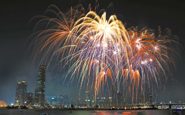 ４日夜、「ハンファと共にするソウル世界花火祭り」が行われ、合計１１万発の花火が打ち上げられた。