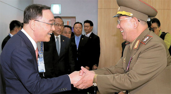 鄭ホン原首相（左）が４日、仁川アジア大会閉会式に先立ち北朝鮮の黄炳瑞軍総政治局長と会った。（写真＝共同取材団）