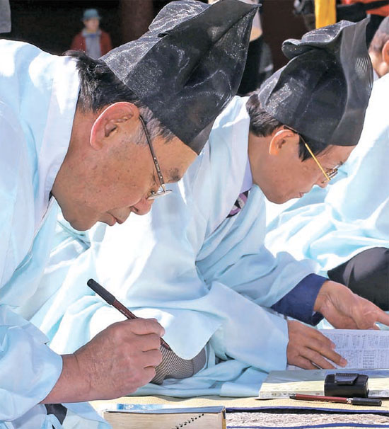 ５日午前、ソウル鍾路の慶熙宮で行われた「第２１回朝鮮時代科挙制」再現行事で参加者が科挙試験を受けている。