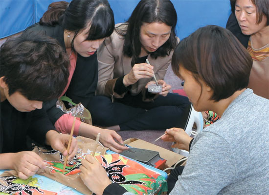 第２のソン・ヨンジェを夢見る娘のために、今日も母親たち玉の汗を流して針仕事をする。舞台衣装を作るために７日、京畿道城南市（キョンギド・ソンナムシ）の小学校体育館に集まった保護者たち。