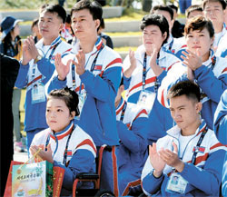 １４日、九月アシアド選手村国旗広場で入村式を行った仁川アジアパラ競技大会の北朝鮮選手団。