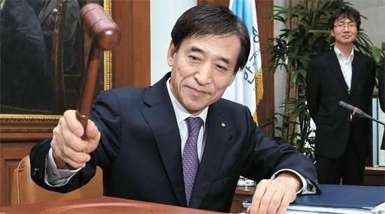 韓国銀行の李柱烈（イ・ジュヨル）総裁が１５日、ソウルの韓国銀行本部で開かれた金融通貨委員会定例会議開始に当たり議事棒を叩いている。