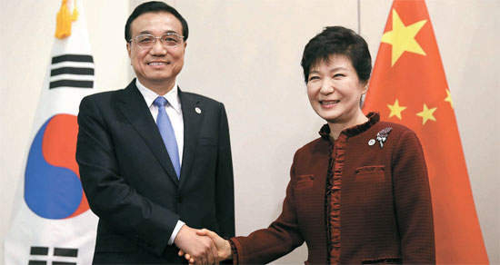 １６日、二国間会談に臨んだ朴槿恵大統領（右）と中国の李克強首相。