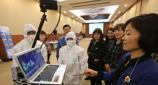 １６日、釜山ＢＥＸＣＯコンベンションホールで開かれた「国際電気通信連合（ＩＴＵ）全権会議のエボラ対応模擬訓練」に参加した検疫官がサーモカメラを点検している。