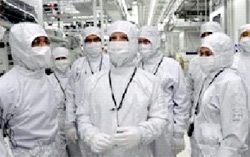 ザッカーバーグ氏（前列中央）をはじめとするフェイスブック経営陣がサムスン電子華城工場で工程に対する説明を聞いている。（写真＝ザッカーバーグ氏のフェイスブック）