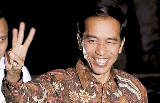 ７月の大統領選挙で当選して３本指を立てて見せているインドネシアのジョコ・ウィドド新任大統領。三本の指はインドネシアの建国理念の５原則「パンチャシラ（Ｐａｎｃａｓｉｌａ）」のうちの３番目である「多様性の中の統一」を意味している。多民族・多宗教国家であるインドネシアが１つの国家に和合するための理念だ。（写真＝中央フォト）