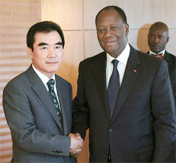 訪韓したコートジボワールの大統領は、キム・ドンマン代表との個別面談で政府レベルの支援を約束した。（写真＝ドンサン・エンジニアリング）