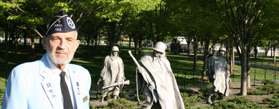 ウィリアム・ウェーバー元米軍大佐がワシントンの韓国戦争（朝鮮戦争）に参戦した勇士記念碑近くの１９人勇士像の前に立っている。勇士像の真ん中の人物がウェーバー元大佐だ。