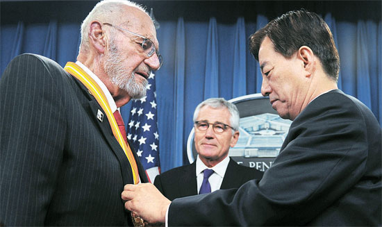 ウェーバー元米軍大佐に「白善ヨプ韓米同盟賞」を授与する韓民求（ハン・ミング）国防部長官。（写真＝国防部）