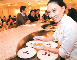 ジュディ・ジョーシェフが英国の美食家たちに韓国料理を披露している。（写真＝ジェフ・ムーア）