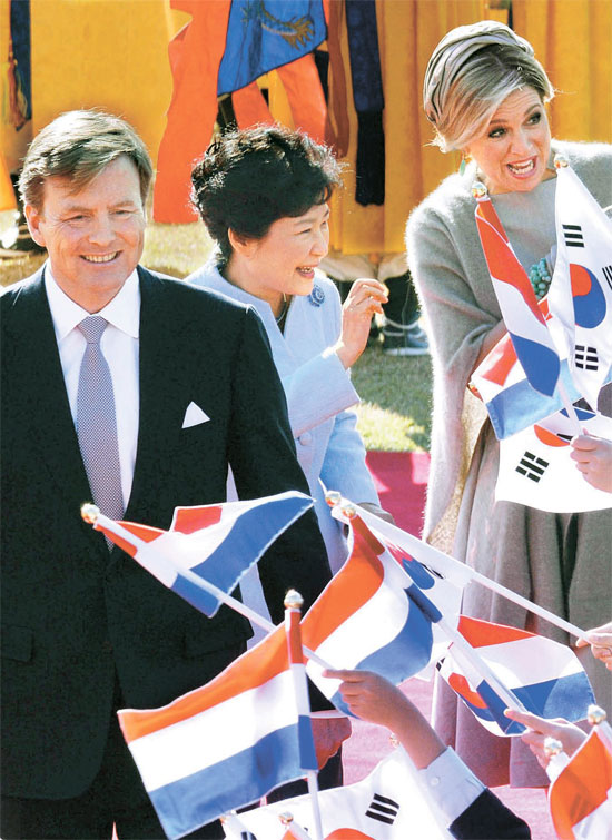 ３日、青瓦台でオランダ国王夫妻の歓迎式が開かれた。左からアレクサンダー国王、朴槿恵大統領、ソレギエタ妃。（写真＝青瓦台写真記者団）