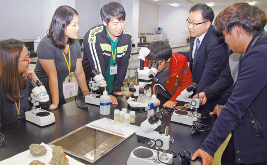 日本の千葉科学大学薬学部に通う韓国人学生たちが、薬剤原料の授業時間に実験・実習を行っている。