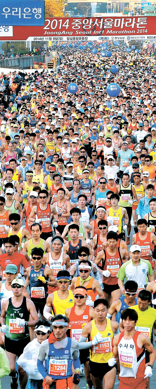 ９日、ソウル蚕室～京畿道城南循環コースで「２０１４中央ソウルマラソン」が開催された。参加者が蚕室運動場から力強く出発している。