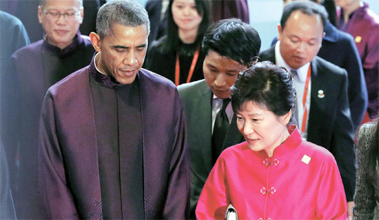 １０日午後、中国の習近平国家主席主宰で北京で開かれた晩餐会に出席した朴槿恵大統領（右）とオバマ米大統領。