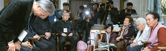 １０日、京畿道光州市退村の「ナヌムの家」を訪問して日本軍の慰安婦被害者女性らに会った日本の天主教（カトリック）司教団。