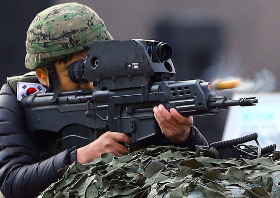 １７日、京畿道漣川の試験場で開かれたＫ－１１複合小銃の性能実演会で軍関係者が２０ミリ空中爆発弾を発射している。