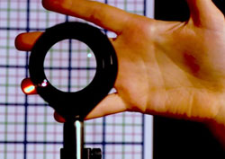 ジョセフ・チェ研究員が開発して「テックプラス２０１４」で披露した透明レンズ。（写真＝ジョセフ・チェ）