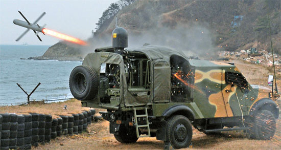 韓国の海兵隊が海上射撃訓練でスパイクミサイルを発射している。