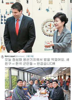 朴大統領が２１日、青瓦台でリッパート駐韓米国大使を案内している（写真上）。リッパート大使が１６日にツイッターに載せた龍山基地の韓国軍将兵と食事をする場面。