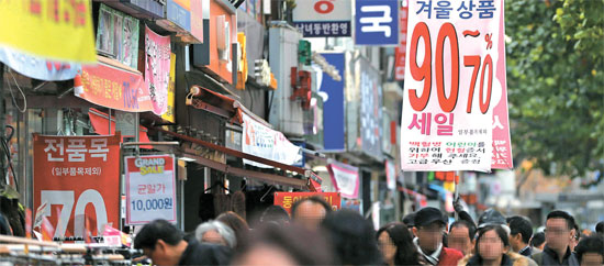 ２５日、ソウル・鍾路５街の衣類商店が集まる通りに７０％以上の大幅割引を知らせる広告垂れ幕が見える。経済専門家は今後５年間の韓国の経済成長が景気の底に長時間とどまると予想した。