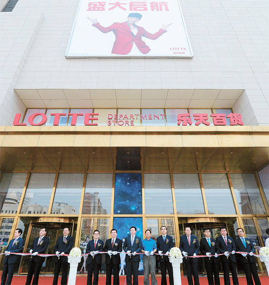 ５月に中国瀋陽にオープンしたロッテ百貨店瀋陽店とテープカット行事。（写真＝ロッテグループ）