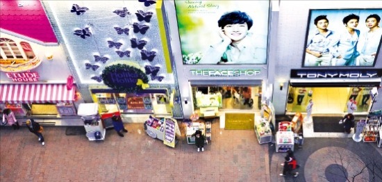 ソウル明洞で、中国人観光客に人気の韓国産化粧品店に行列ができている。（写真提供＝韓国経済新聞社）