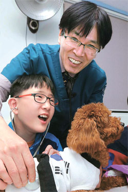 第２回「大韓民国人格教育大賞」受賞者の獣医師ソン・キチャンさん（５２）が子供たちを対象に動物を活用した人格教育を行っている。